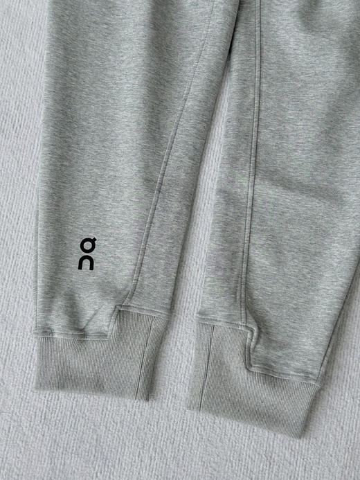 原单正品 ON昂跑男士再生纤维运动长裤，采用再生聚酯纤维和高性能再生面料制成，82% 再生聚酯纤维+13%莱赛尔纤维+5% 氨纶！
颜色：黑色  灰色
尺码：m-xxl 商品图7