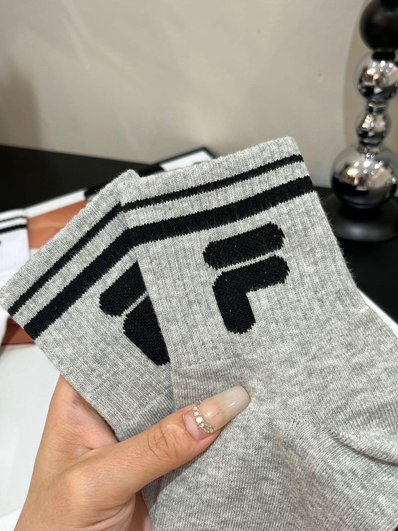 斐乐正品尾单中筒袜!!原价60一双，售空无补速抢 80.5%精梳棉，一年四季都可以穿， 绝对不是路边10元三双那种品质哈！！超级大的弹力，不顶脚趾头，特别舒服，吸汗透气！！ 搭配芭比裤打底袜穿贼洋气