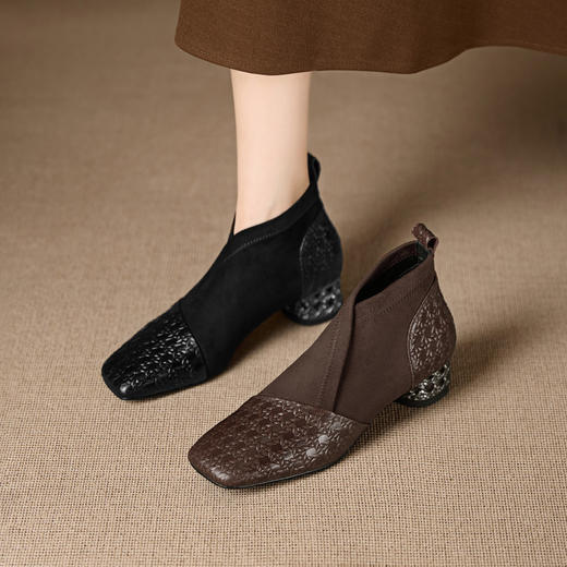 【预售5天】小众设计款时尚女鞋新款方头压花羊皮拼接中跟时装祼靴MBJR&6966 商品图2