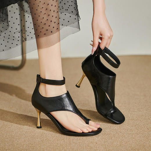 QMBC1F1212-1213H#709A2025夏季新款简约复古高跟平底方头凉鞋女金属夹趾套趾沙滩罗马鞋 商品图3