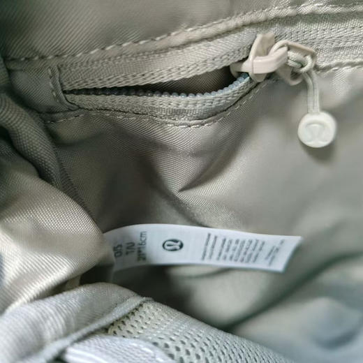 原单正品露露lululenon  wun derlust单肩包 斜挎包 休闲防水邮差包  手机包 运动便携包 潮流时尚 
尺寸20*16*6 商品图4