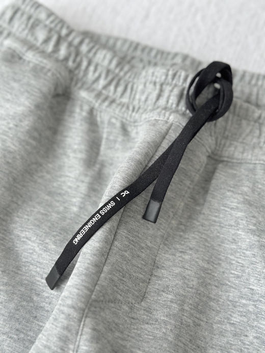 原单正品 ON昂跑男士再生纤维运动长裤，采用再生聚酯纤维和高性能再生面料制成，82% 再生聚酯纤维+13%莱赛尔纤维+5% 氨纶！
颜色：黑色  灰色
尺码：m-xxl 商品图4