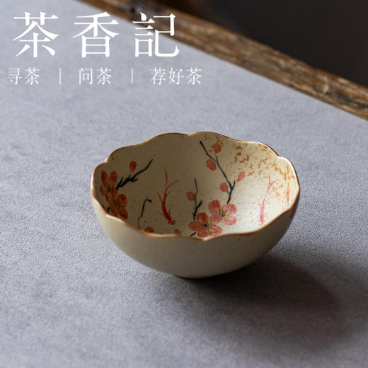 茶香记焦糖内外绘茶杯莲瓣花口梅花戏鱼80ml德化手绘陶瓷主人杯 商品图0
