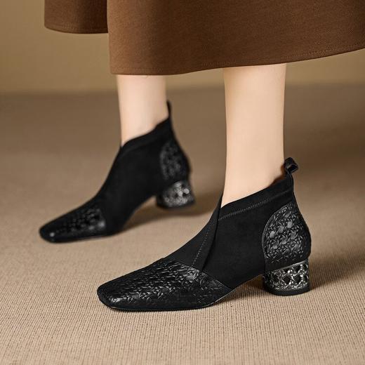 【预售5天】小众设计款时尚女鞋新款方头压花羊皮拼接中跟时装祼靴MBJR&6966 商品图0