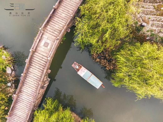 小红书| ￥999起/连住2晚！乘船而入避世隐居【蠡山沄居汤泉度假村】，修业房+双早+简餐，汉服秀萌宠喂养，冷泉体验，美拍垂钓！另有单晚或别墅家庭房可选！ 商品图3