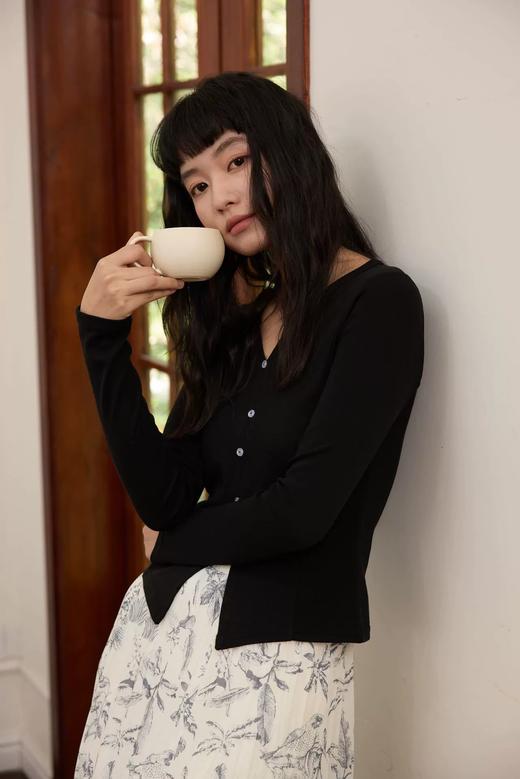 【修身V领显瘦假开衫】V领设计不挑脸型，修饰颈部线条超显瘦，门襟搭配定染的纽扣，高级私服设计 商品图6