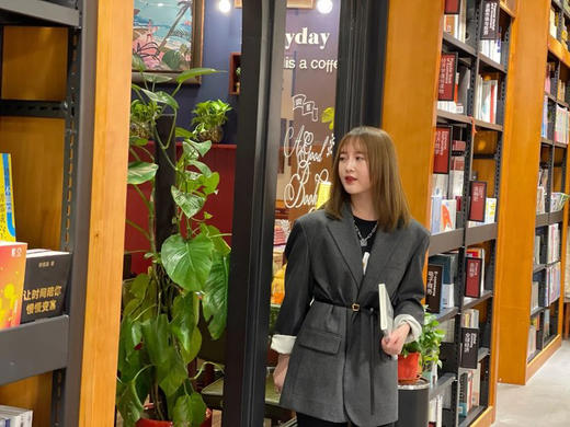 羊毛精纺廓形女绅士西装外套西服 澳大利亚进口100%绵羊毛 成衣手感柔和舒适 经典平驳领 领型平整对称 结合流畅V字线条 简约利落 商品图8