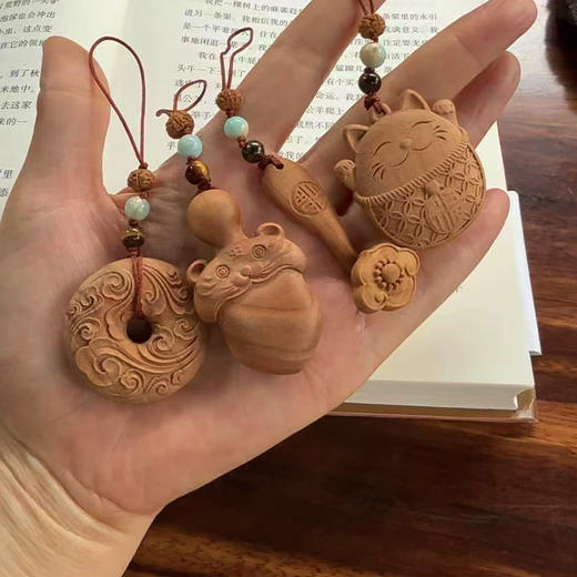 【陌上桃木系列-桃木小挂件】最早的一批桃树进入了老树期老树基本不会长桃子 伐掉之后的老桃树制作的桃木手串带自然木纹 美观大方 商品图6