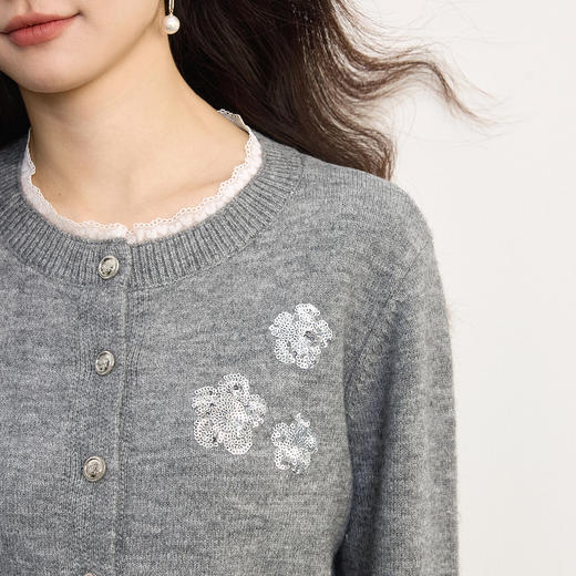 【09/03新品】熙世界28支仿驼绒灰色针织开衫女2025秋冬新款花边圆领毛衣短外套 商品图4