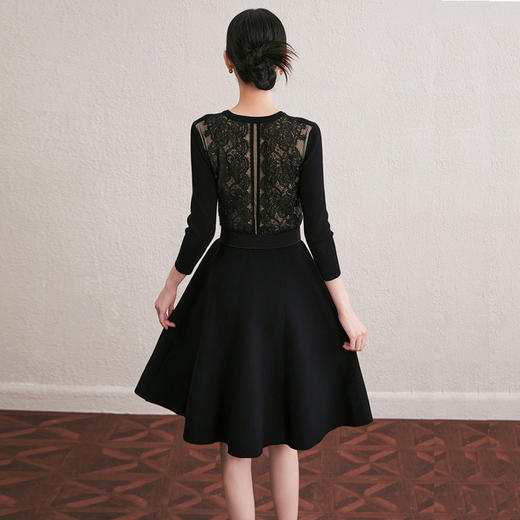 「自」全新升级【铂金会员330/天猫439/差价109】(50311)洛诗琳赫本风重工蕾丝拼接连衣裙2025秋季修身七分袖针织裙 商品图3