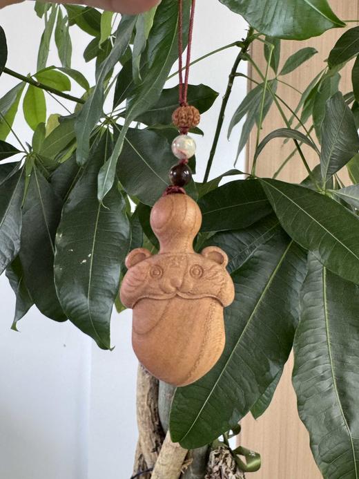 【陌上桃木系列-桃木小挂件】最早的一批桃树进入了老树期老树基本不会长桃子 伐掉之后的老桃树制作的桃木手串带自然木纹 美观大方 商品图1