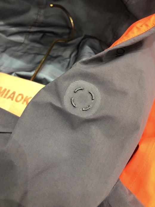 点此购买 可隆1992C-Knit男女款冲锋衣 LL 329198 商品图10