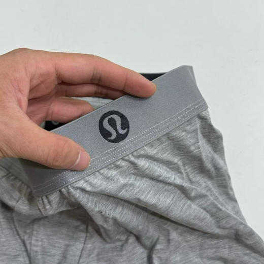 原单正品露露乐檬，男士内裤，一盒3条装
固定搭配，藏青/黑色/灰色 尺码S-XXL
原价580
贴身内衣，打开包装无质量问题不退换 商品图8