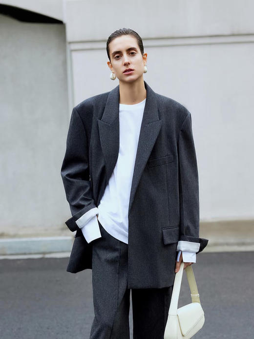 羊毛精纺廓形女绅士西装外套西服 澳大利亚进口100%绵羊毛 成衣手感柔和舒适 经典平驳领 领型平整对称 结合流畅V字线条 简约利落 商品图0