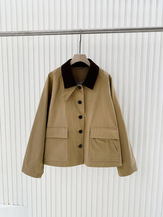 预售中旬发货，高密斜纹棉夹克巴恩风短外套 大身面料精选优质长绒棉 组织结构细腻 领部灯芯绒材质 自带复古滤镜 借鉴猎装风格 线条硬朗 可调节领袢 商品图8