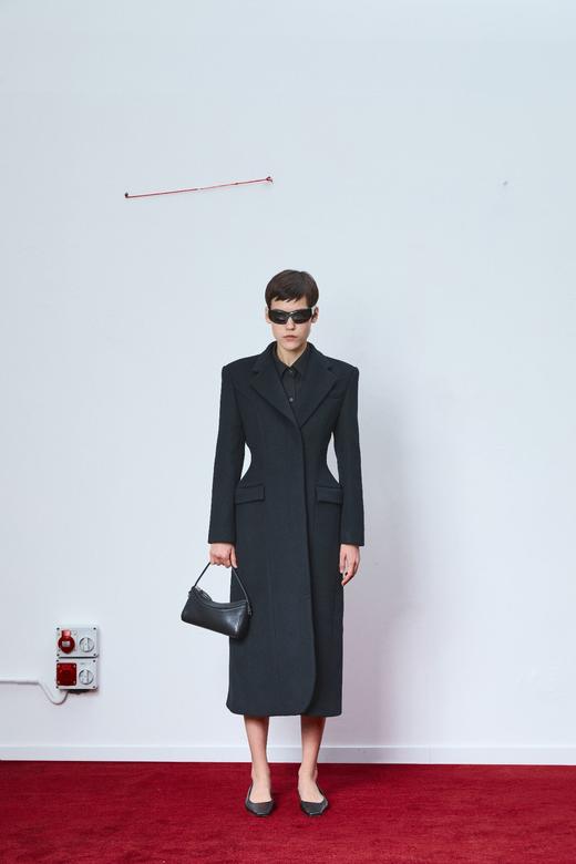 LA PISCINE SCULPTED  COAT黑色收腰大衣 商品图1