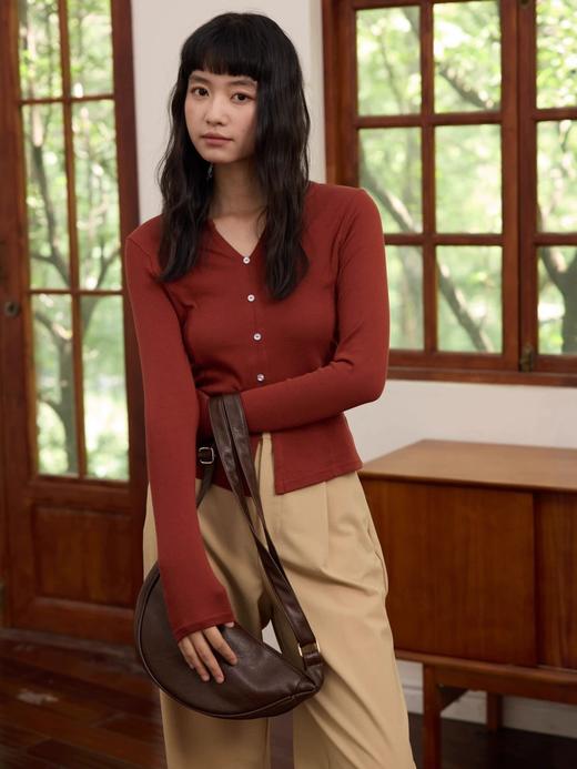 【修身V领显瘦假开衫】V领设计不挑脸型，修饰颈部线条超显瘦，门襟搭配定染的纽扣，高级私服设计 商品图5