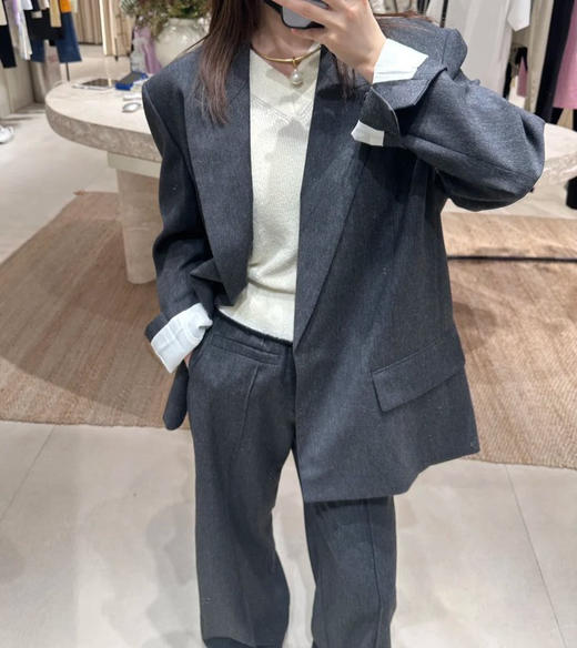 羊毛精纺廓形女绅士西装外套西服 澳大利亚进口100%绵羊毛 成衣手感柔和舒适 经典平驳领 领型平整对称 结合流畅V字线条 简约利落 商品图4
