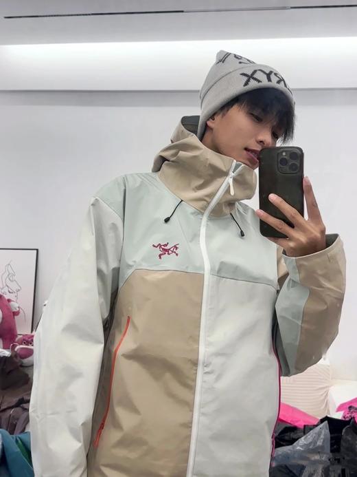 点此购买 始祖鸟Beta系列SL男女款拼接硬壳刺绣连帽防水防风透气冲锋衣 LL 329203 商品图7