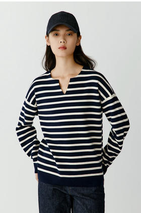 半精纺棉羊绒针织衫 条纹设计明快有活力 落肩直身廓形 自在舒适 领型独特 版型显瘦有空间感 藏青色+白色配色经典