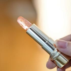 【华熙生物·润熙泉奢润逐彩变色唇膏】把999高纯金箔涂在嘴巴上伪素颜神器，素颜涂出少女感蜜桃妈生唇PH循环变色科技，千人千色，打造你的专属唇色