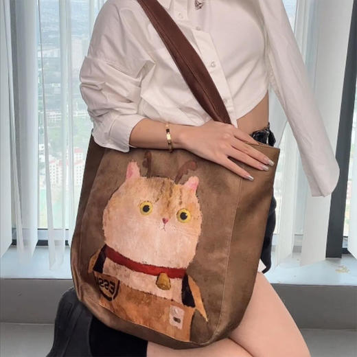 【买即赠随机挂件+随机卡包】完美款款 快递一只猫 插画师联名 单肩时尚休闲百搭环保大容量托特包 商品图1