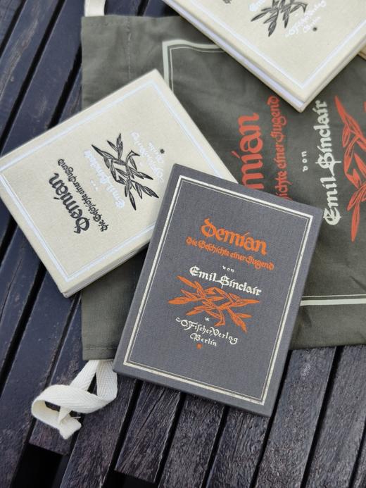 【新品上新！】黑塞《德米安》封面复刻护书袋  / 复刻盖章本   阅读搭子  送礼 礼物  广西师范大学出版社 商品图6