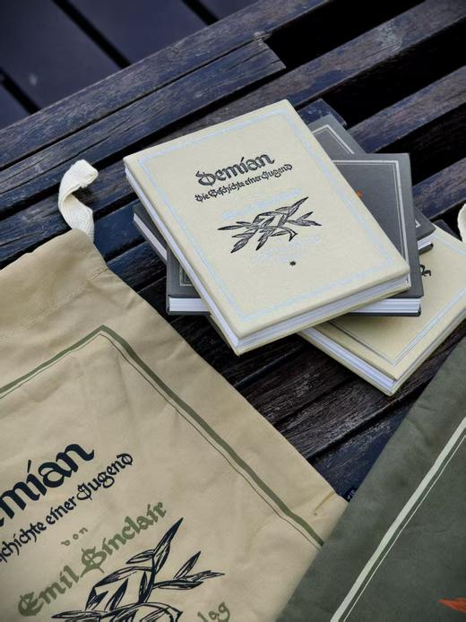 【新品上新！】黑塞《德米安》封面复刻护书袋  / 复刻盖章本   阅读搭子  送礼 礼物  广西师范大学出版社 商品图4