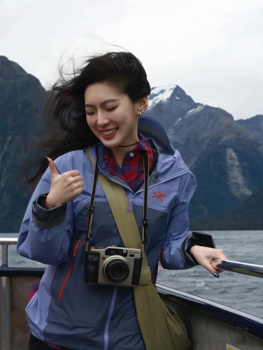 点此购买 始祖鸟Beta系列SL男女款拼接硬壳刺绣连帽防水防风透气冲锋衣 LL 329203 商品图6