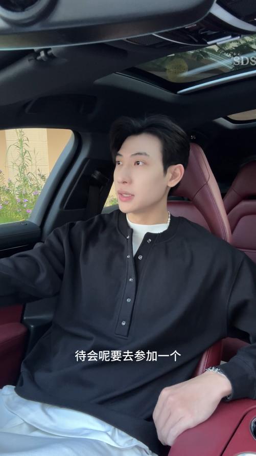 WY608秋冬季新款时尚个性黑白撞色纽扣假两件套头卫衣百搭休闲简约上衣 商品图0