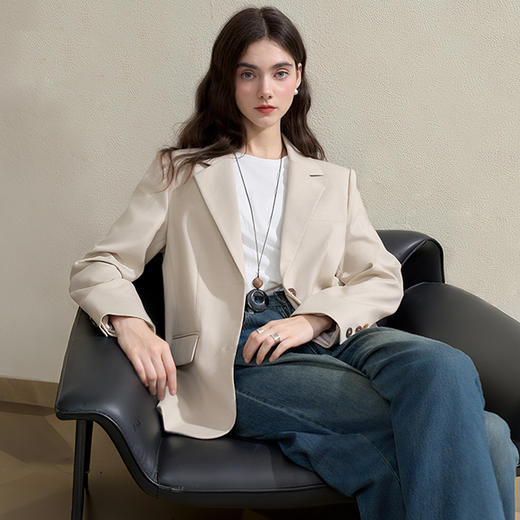 西遇气质职场通勤休闲西装女秋季高级感垫肩廓形西服外套上衣V2951226 商品图0