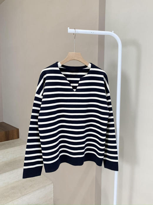 半精纺棉羊绒针织衫 条纹设计明快有活力 落肩直身廓形 自在舒适 领型独特 版型显瘦有空间感 藏青色+白色配色经典 商品图9