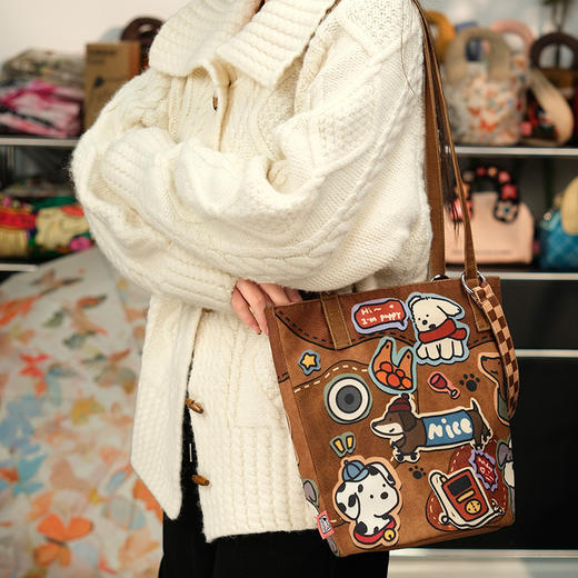 【买即赠随机挂件+随机卡包】完美款款 皮革小狗 爆款插画休闲时尚通勤斜挎加长水桶帆布包包女款 商品图4