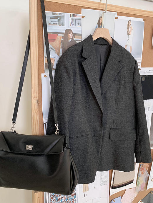 羊毛精纺廓形女绅士西装外套西服 澳大利亚进口100%绵羊毛 成衣手感柔和舒适 经典平驳领 领型平整对称 结合流畅V字线条 简约利落 商品图10