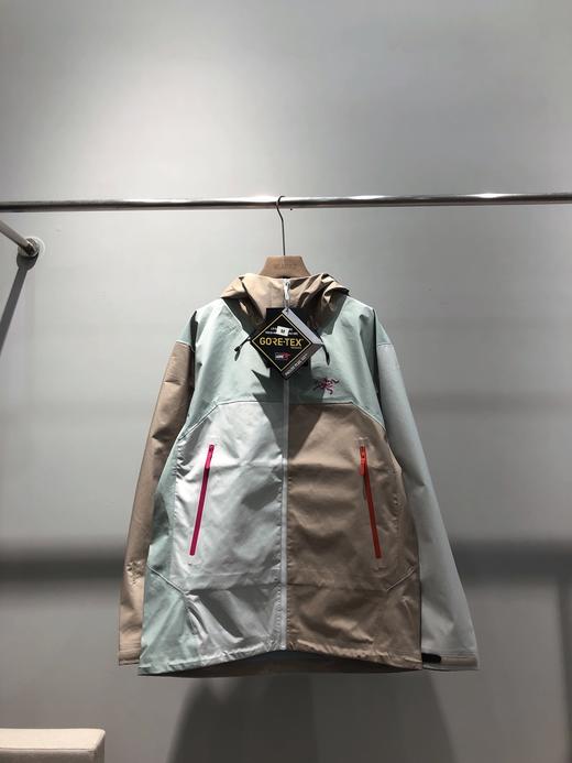 点此购买 始祖鸟Beta系列SL男女款拼接硬壳刺绣连帽防水防风透气冲锋衣 LL 329203 商品图4