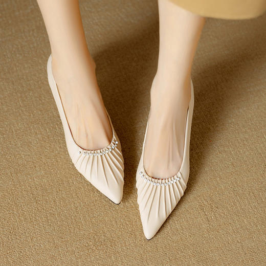 【预售5天】绝美秋季水钻褶皱温柔时尚单鞋新款尖头细跟高跟优雅浅口小皮鞋DB&M6555 商品图3