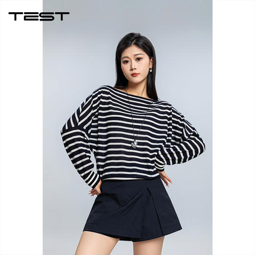 秋上新黑白条纹宽松版型一字领长袖针织衫1253087 商品图0