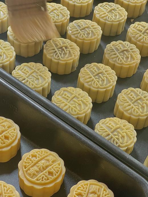 48小时内先做🥮【广式手工蛋黄月饼】6枚一盒，莲蓉蛋黄、芝麻蛋黄、豆沙蛋黄、凤梨蛋黄，广式手工蛋黄月饼！一次尝遍4种神仙口味，中秋必囤！ 商品图2