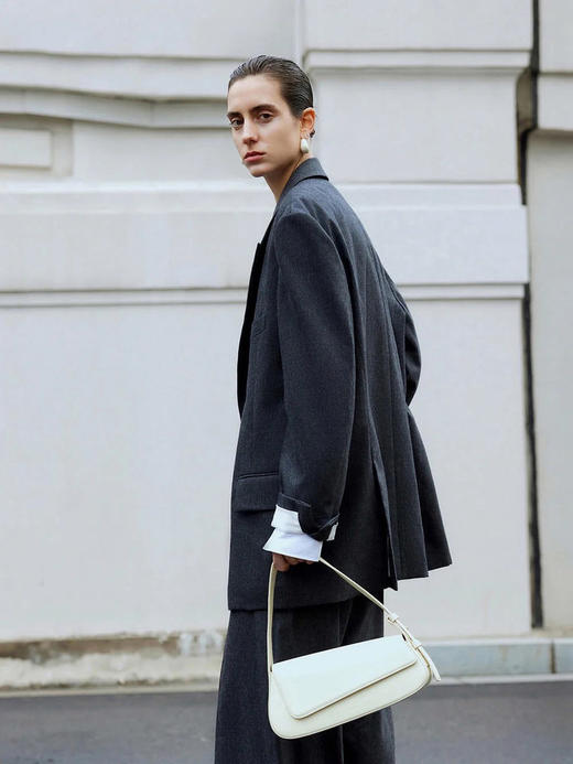 羊毛精纺廓形女绅士西装外套西服 澳大利亚进口100%绵羊毛 成衣手感柔和舒适 经典平驳领 领型平整对称 结合流畅V字线条 简约利落 商品图1