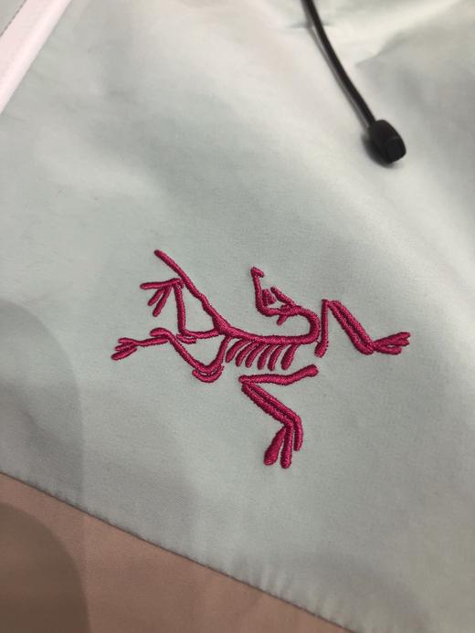 点此购买 始祖鸟Beta系列SL男女款拼接硬壳刺绣连帽防水防风透气冲锋衣 LL 329203 商品图13