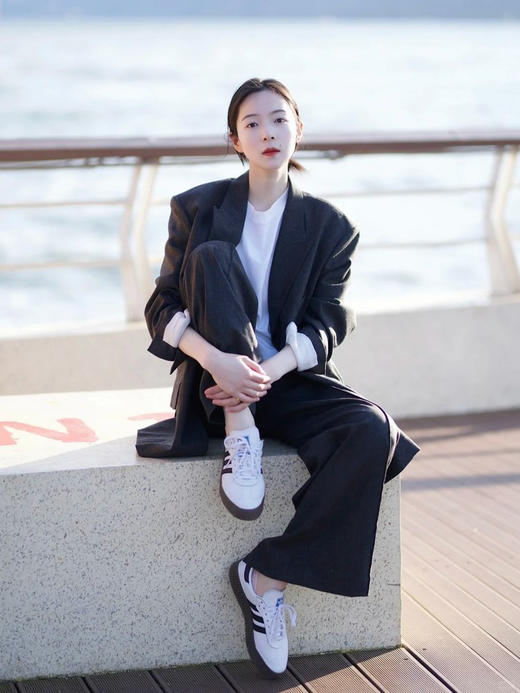 羊毛精纺廓形女绅士西装外套西服 澳大利亚进口100%绵羊毛 成衣手感柔和舒适 经典平驳领 领型平整对称 结合流畅V字线条 简约利落 商品图6