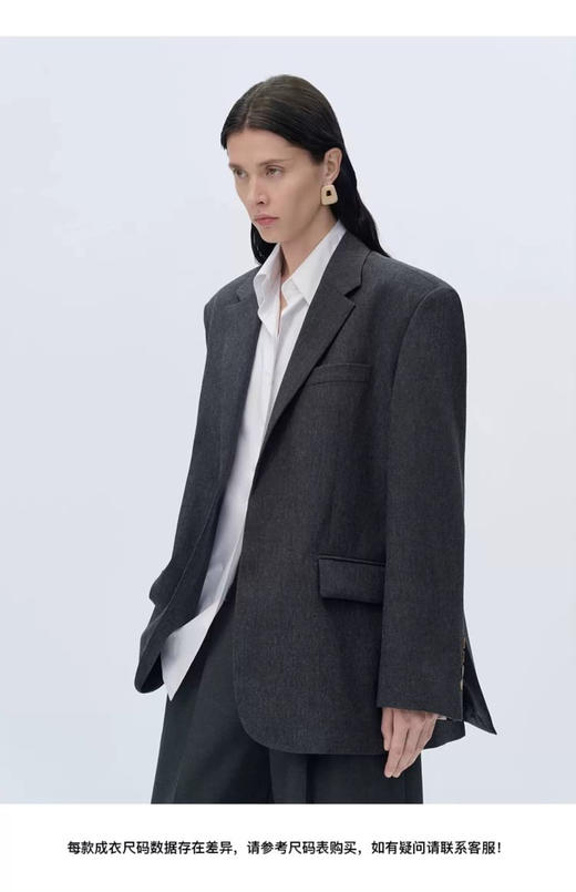 羊毛精纺廓形女绅士西装外套西服 澳大利亚进口100%绵羊毛 成衣手感柔和舒适 经典平驳领 领型平整对称 结合流畅V字线条 简约利落 商品图3