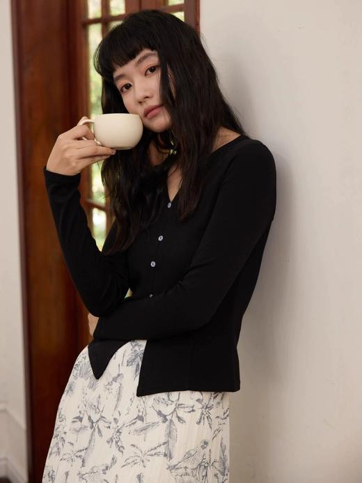 【修身V领显瘦假开衫】V领设计不挑脸型，修饰颈部线条超显瘦，门襟搭配定染的纽扣，高级私服设计 商品图3