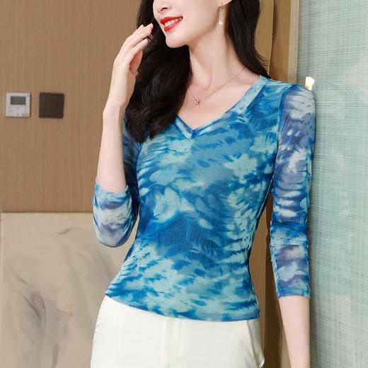 KQL 520N89371时尚纱网印花长袖V领修身显瘦洋气打底衫T恤 商品图1