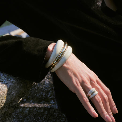 【胡杏儿&刘孜&徐梦洁&刘芳菲同款】Art Nouveau新艺术时期 | 奥斯白色珐琅手镯 商品图3