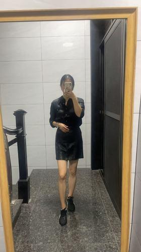 简约酷飒！黑色衬衫裙，轻松打造时尚感