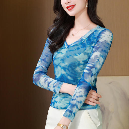 KQL 520N89371时尚纱网印花长袖V领修身显瘦洋气打底衫T恤 商品图2