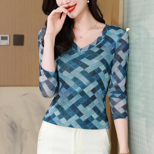 KQL 520N89311时尚纱网印花长袖V领修身显瘦洋气打底衫T恤 商品图3