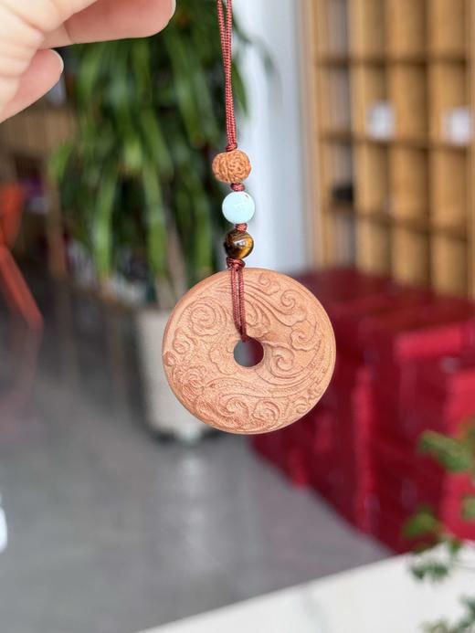 【陌上桃木系列-桃木小挂件】最早的一批桃树进入了老树期老树基本不会长桃子 伐掉之后的老桃树制作的桃木手串带自然木纹 美观大方 商品图3