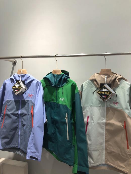 点此购买 始祖鸟Beta系列SL男女款拼接硬壳刺绣连帽防水防风透气冲锋衣 LL 329203 商品图11